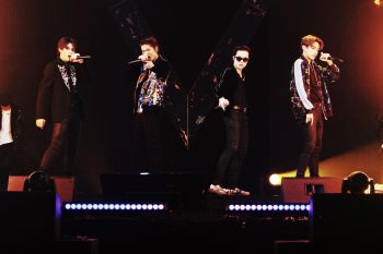 เวทีลุกเป็นไฟ\'TRINITY\'ระเบิดPREMIERE SHOWCASEสเตจแรก