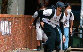 ม็อบฮ่องกงเสี่ยงตาย! มุดท่อระบายน้ำหนี ไม่ยอมให้ตำรวจบุกจับกุม