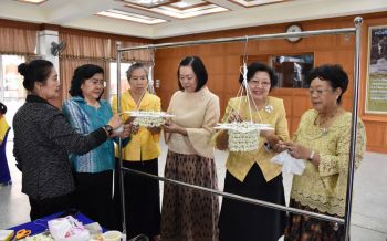 ครู-นักเรียน\'รร.สตรีวัดระฆัง\'ร่วมจัดทำพวงมาลัยสด ประดับเรือพระที่นั่ง4ลำ