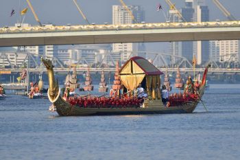 ยิ่งใหญ่สมพระเกียรติ  ร.10-ราชินีเสด็จฯ  พยุหยาตราทางชลมารค