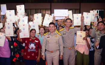 \'ธรรมนัส\'ลงพื้นที่เมืองคอน มอบส.ป.ก.4-01ผู้ยากไร้-สินเชื่อเงินกู้เงินกองทุนฯ