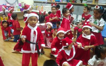 คึกคัก! โรงเรียนจัดงานวันคริสต์มาส ‘ซานตาคลอสน้อย’โชว์ความน่ารัก