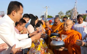 ‘ลพบุรี’ ทำบุญตักบาตรส่งท้ายปีเก่าต้อนรับปีใหม่เสริมสิริมงคล