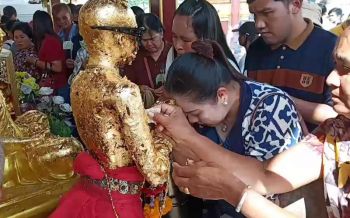 นทท.เกือบแสนคนแห่ขอพร\'ไอ้ไข่\' ส่งท้ายปีเก่าต้อนรับปีใหม่