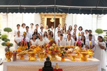 คนบันเทิงร่วมพิธีถวายเครื่องสักการะบวงสรวง\