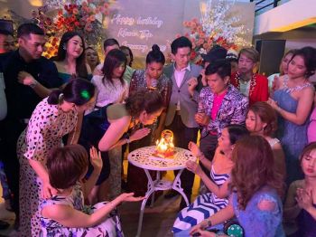 คํ่าคืนแห่งความสุขและมิตรภาพ เหล่าศิลปินลูกทุ่งร่วมปาร์ตี้เบิร์ธเดย์‘ทิพย์ ภูดารา’