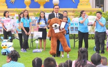 \'ลุงตู่\'จัดวันเด็กล่วงหน้าลูกหลานจนท.-ขรก.ทำเนียบฯ แห่เข้าคิวนั่งเก้าอี้-เซลฟี่นายกฯ