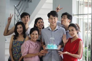 \'ภูมิ\'โดน\'จุ๊บ-เมย์\'นำทีมจัดฉากเซอร์ไพรส์ยกเค้กแฮปปี้เบิร์ดเดย์