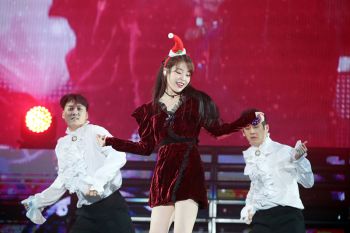 \'ไอยู สวมมาด แซนตี้\' เสกความสุขให้\'ยูแอนา ฟินเบอร์แรง\'