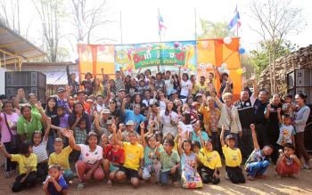 ‘มูลนิธิเวิร์คพอยท์’มอบของขวัญพร้อมนำศิลปินร่วมทำกิจกรรม  แก่เด็กๆ ในพื้นที่ห่างไกล