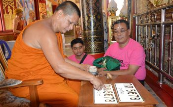 ขนส่งอุตรดิตถ์ นิมนต์เกจิอาจารย์ดัง เจิมป้ายทะเบียนรถ\'301หมายเลขสวย\'เสริมสิริมงคล