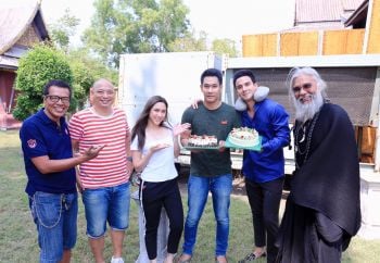 ‘อ๋อม-อรรคพันธ์’สุดปลื้มโดนจัดเซอร์ไพรส์วันเกิดกลางกอง“เงาบุญ”