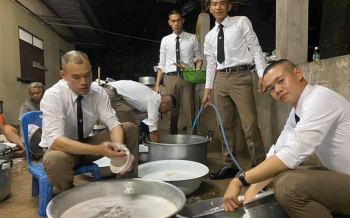 ทำด้วยใจ!! นร.​นาย​สิบตำรวจ แบ่งหน้าที่ช่วยงานศพเหยื่อกราดยิงโคราช