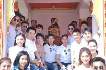 \'อั้ม-อธิชาติ\'นำทีมคนดังร่วมงานบวงสรวงวิหาร \'นางเพ็ญ\'