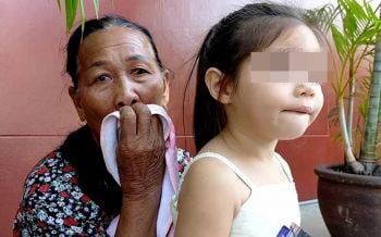 ยายร่ำไห้อุ้มหลานสาว 3 ขวบลูกครึ่งตามหาแม่ไปทำงานภูเก็ตนาน3ปีหายสาบสูญ