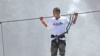 \'สมจิตร\'เสี่ยงตายเดินบนลวดสลิงไร้อุปกรณ์ บนน้ำตกคอนพะเพ็ง  สปป.ลาว