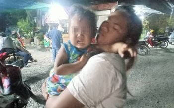 เวทนา! หนูน้อยวัย1ขวบถูกปล่อยทิ้งล่อนจ้อนริมถนน ยืนร้องไห้ตัวสั่นเรียกหาแต่\'พ่อ\'