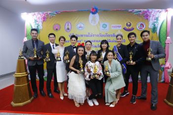 \'ครูมิ้งค์ เพ็ญจันทร์\' นำทีมดารานักแสดงเข้ารับรางวัล\'ตราชั่งทอง\'