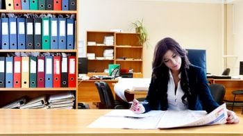 ผู้หญิงในธุรกิจเอกชนแซงหน้า ขณะที่ภาคการเมืองยังทิ้งห่าง