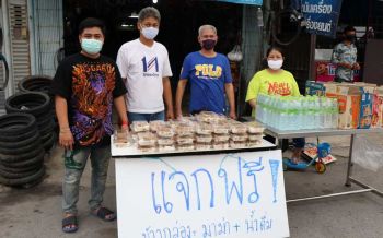 หนุ่มอ่างทองใจดี! แจก ‘ข้าวกล่อง-มาม่า-น้ำดื่ม’ ช่วยเหลือผู้ได้รับผลกระทบโควิด-19