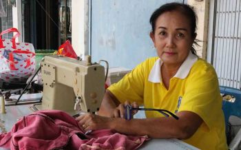 ทำอะไรได้ก็ทำไปก่อน! ‘เย็บผ้า’ สู้วิกฤตโควิด-19 ขอให้ทุกคนอดทน