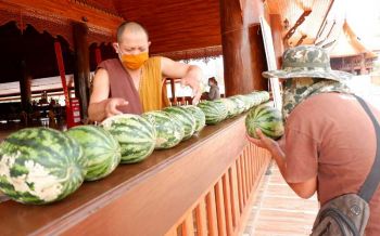 ‘วัดดังมหาสารคาม’ ช่วยซื้อ‘แตงโม’จากเกษตรกร แจกผู้ได้รับผลกระทบโควิด-19