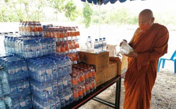 ‘วัดทุ่งโพธิ์’ ตั้งโรงทานแจก ‘ข้าวกล่อง’ ช่วยชาวบ้านช่วงวิกฤตโควิด-19
