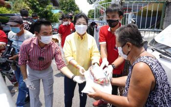 \'หญิงหน่อย-เก่ง การุณ\'ลงพื้นที่มอบถุงยังชีพชาวดอนเมือง สู้วิกฤตโควิด