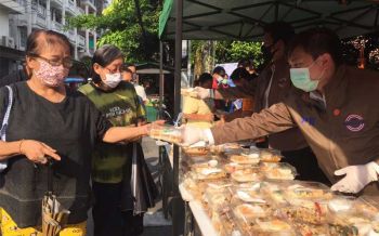 \'สามารถ\'นำ\'ส.ส.บางกอกน้อย ลงพื้นที่แจกอาหาร-เจลให้ปชช.ชุมชนวัดรวก