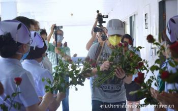 เป็นศูนย์แล้ว!!! หมอ-พยาบาลรพ.พะเยาเฮลั่น ส่งผู้ป่วยโควิดรายสุดท้ายกลับบ้าน