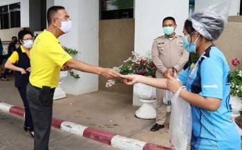 สุดยอดจริงๆ!‘ผู้ว่าฯเลย-ภรรยา’ควักเงินซื้อปลานิล300กก.ช่วยผู้เลี้ยง แจกขรก.-ชาวบ้าน (คลิป)