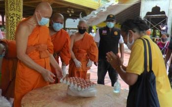 ‘วัดใหม่สุปดิษฐาราม’ แจกไข่ไก่-ถุงยังชีพ3พันชุด ให้ชาวบ้านในพื้นที่