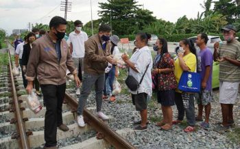 ส.ส.พปชร.ลุยแจกอาหาร-ถุงยังชีพ  ชุมชนริมทางรถไฟตลิ่งชัน-บางกอกน้อย