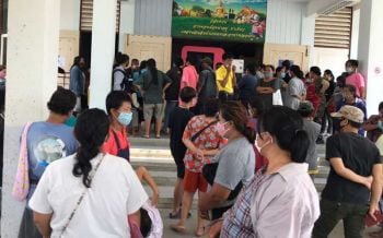 พ่อค้าแม่ค้ากว่า200คนลุกฮือ  ร้องศูนย์ดำรงธรรมหลังไม่ได้รับเงินเยียวยา