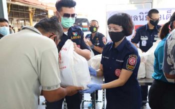‘อาสาศิลปินมูลนิธิป่อเต็กตึ๊ง’ ยกทีมแพ็กถุงยังชีพ ลงพื้นที่แจกจ่ายปชช.สู้ภัยโควิด-19