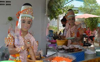 \'พระเอกลิเก\'ปรับตัวช่วงโควิด! ใส่ชุดลิเก จับสากขายส้มตำแซ่บ