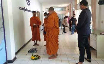 ญาติเพื่อนร่วมงานทำพิธีเชิญดวงวิญญาณ 3 ศพถูกยิงที่ สวท.พิษณุโลกกลับบ้าน