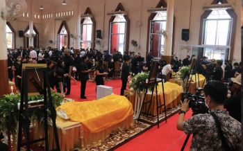 บรรยากาศเศร้า! พิธีรดน้ำศพ 3 ผู้เสียชีวิตถูกยิงใน สวท.พิษณุโลก