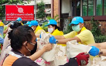 ตำรวจ สน.โชคชัย ร่วมจิตอาสา \'แจกถุงปันสุข\' แก่ประชาชนจากสถานการณ์โควิด
