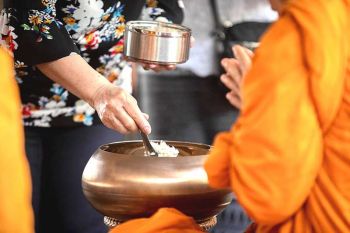 ชวนตักบาตรเดือนเกิดสาธิตแบบชีวิตวิถีใหม่