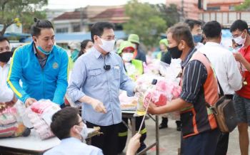 \'จุรินทร์\'ควง\'แทนคุณ\'ลงพื้นที่บางเขน มอบถุงยังชีพช่วยชาวบ้านกระทบโควิด
