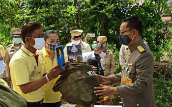 \'ในหลวง\'พระราชทานเครื่องอุปโภคบริโภค ผู้ประสบวาตภัยจ.อ่างทอง