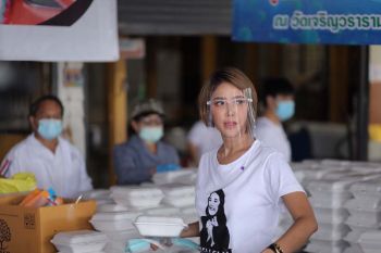 แอล-กมลวรรณ พร้อมเพื่อนๆร่วมบุญแจกทานเนื่องในวันเกิด