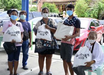 ‘วันสร้างสุข’ มอบถุงยังชีพช่วยลิเกตกงาน