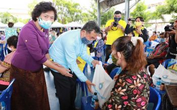 พช.จับมือสภาสตรีฯเยือนถิ่นอีสานมอบถุงยังชีพบรรเทาทุกข์คนอุดรฯ-หนองคาย