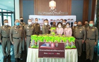 ผบช.สตม.มอบข้าวสาร 4 พันถุงให้สมาคมแม่บ้านตำรวจ นำช่วยชุมชนกระทบโควิด
