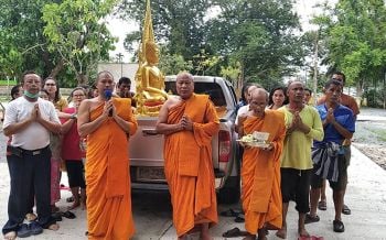 แห่ตีเลขเด็ด! จากหนุ่มถวายพระพุทธชินราชทองคำที่วัดดังเมืองคอน