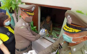 ‘บิ๊กอู๊ด’สั่งตำรวจตม.ช่วยปชช.สู้โควิด ร่วมรอง ผอ.เขต-ผู้นำชุมชน แจกถุงยังชีพชุมชนบางบัว