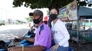 \'โบว์ลิ่ง\'สุดทึ่งอาชีพแปลกโบกทุเรียนในรายการ \'อึ้งทึ่งเสียว\'ช่อง 8