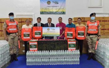 \'ไทยเบฟ\'มอบเสื้อกั๊ก-กระบองไฟ สนับสนุนด่านตรวจสู้ภัยโควิด
